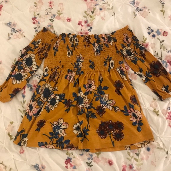Gold Half Sleeve Floral Top! - Picture 2 of 2